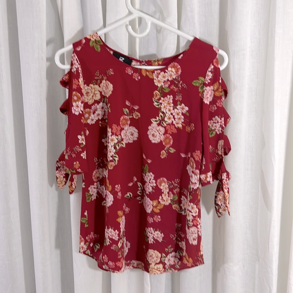 Women’s Red Floral Size XS Open Sleeve Top
